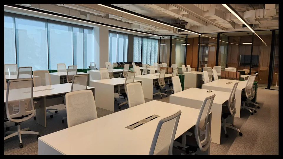 مساحة عمل مفتوحة بمكاتب جماعية — من أعمال SDC Construction