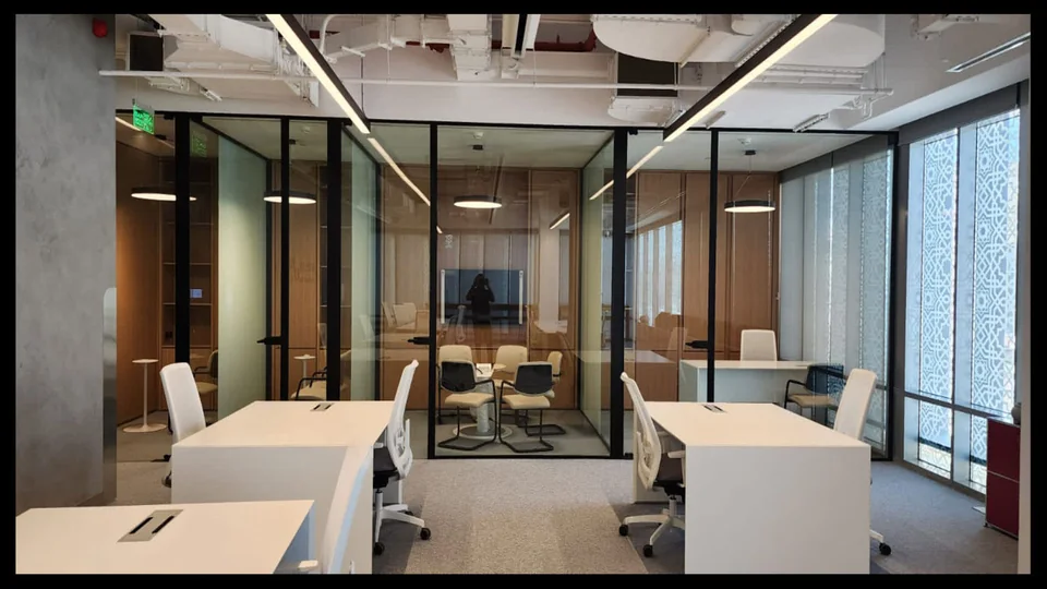 مساحة عمل وغرف اجتماعات زجاجية — من أعمال SDC Construction