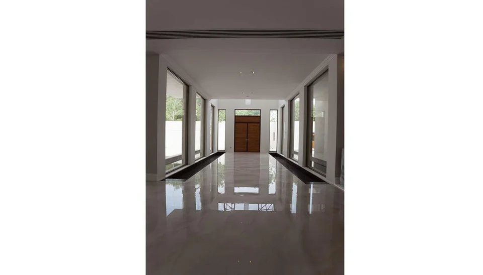 ممر داخلي بأرضيات لامعة — من أعمال SDC Construction