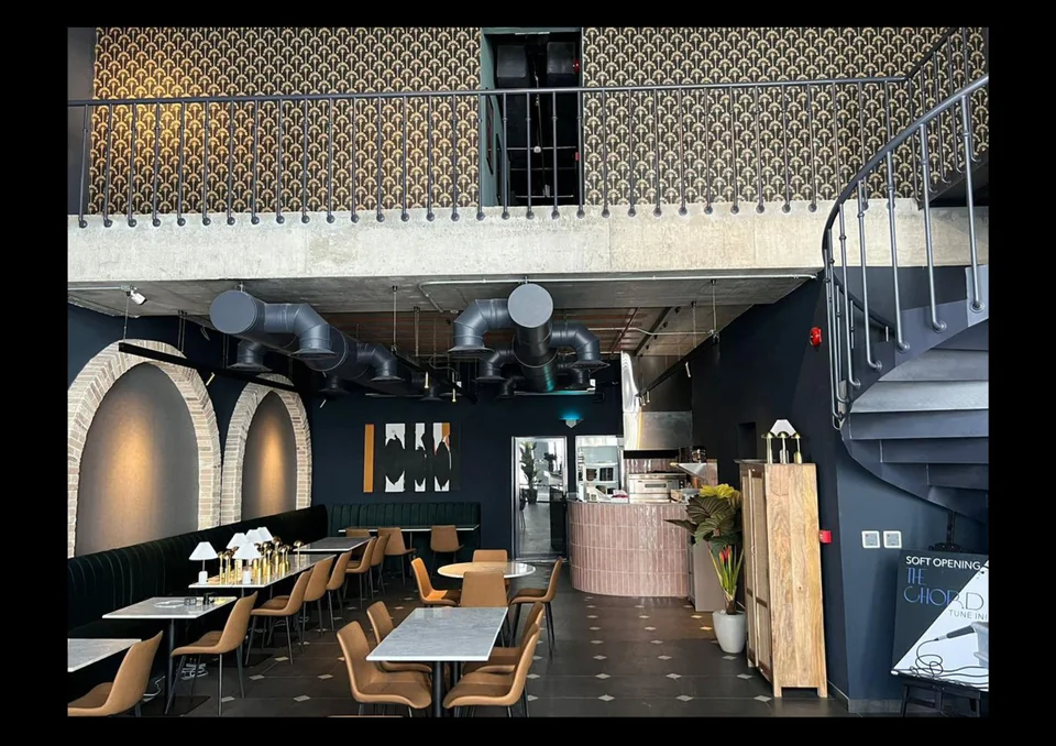 مطعم بطابق علوي ودرج حلزوني وجلسات — من أعمال SDC Construction