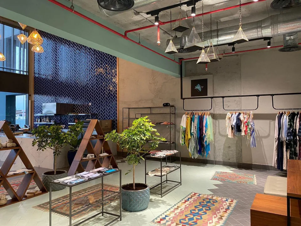 متجر بعرض منتجات وإضاءة صناعية — من أعمال SDC Construction